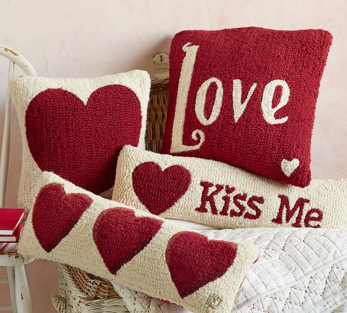Download Wallpaper Love and kiss me - Happy Valentines Day red hearts