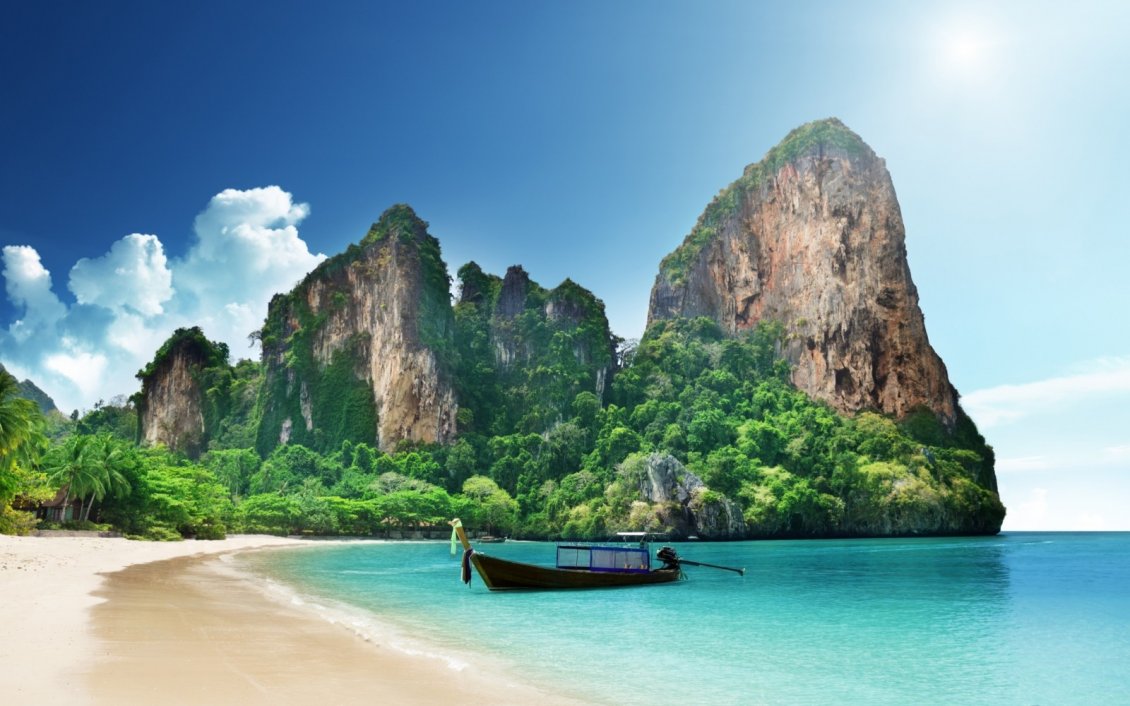 Download Wallpaper Summer holiday in Thailand - Walk on the ocean with a boat