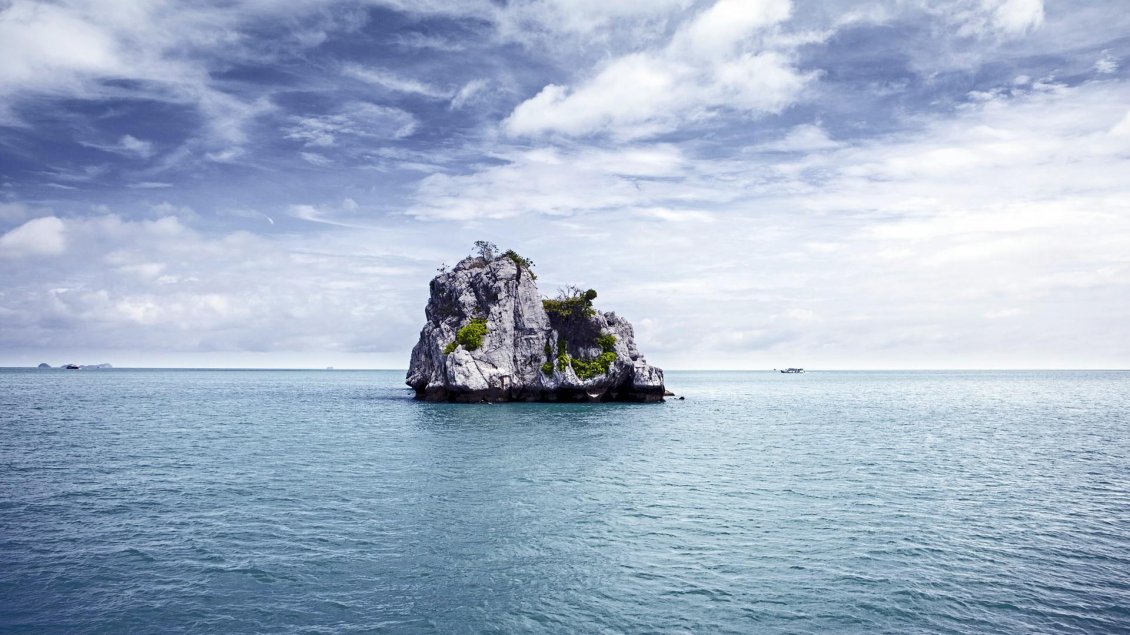 Download Wallpaper Big rock in the middle of the ocean - Summer Holiday time