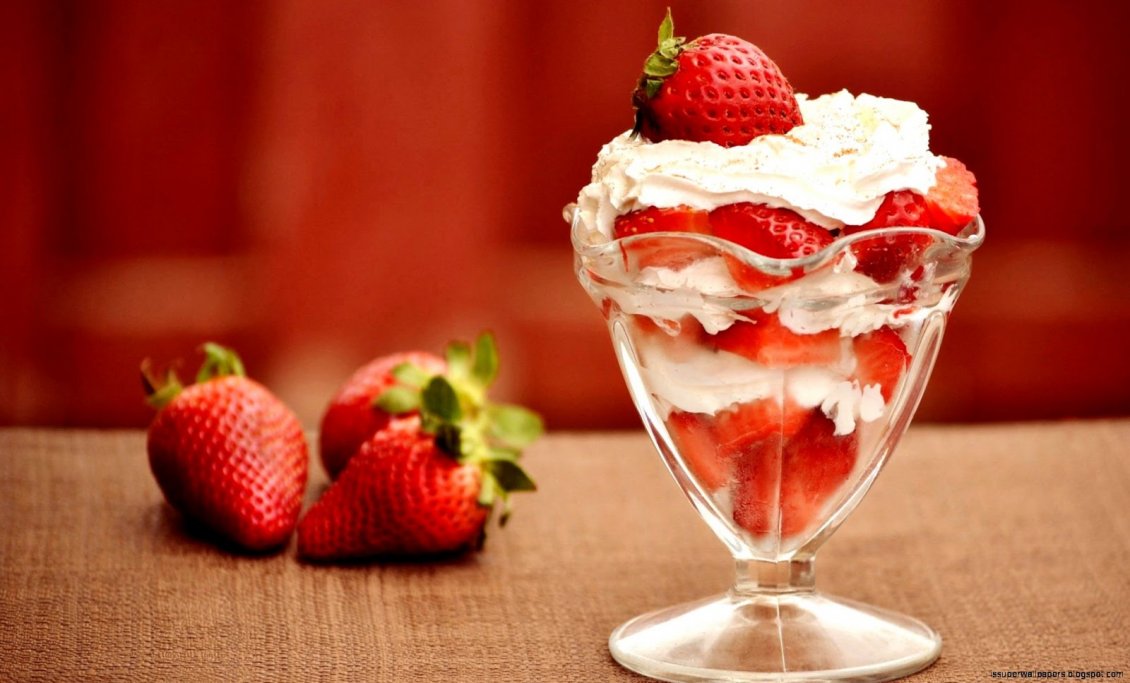 Download Wallpaper Delicious strawberry cake on a glass with cream - HD sweet