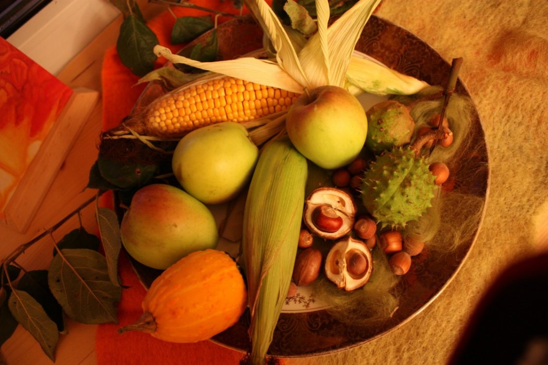 Download Wallpaper Autumn goodies in one plate - apples, nuts and corn