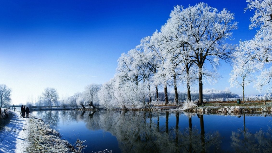 Download Wallpaper Cold walk near the lake - Wonderful winter season