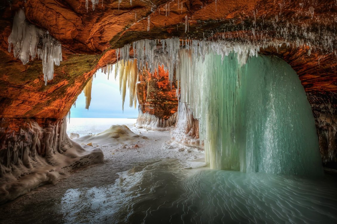 Download Wallpaper Our nature is wonderful - Frozen Earth cave - winter season