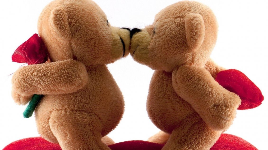 Download Wallpaper Two sweet lover bears are kissing - Happy Valentine's Day
