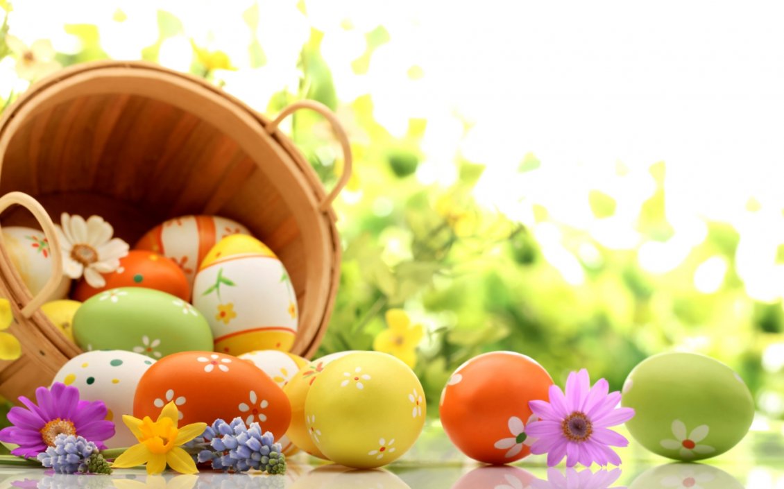 Download Wallpaper Wonderful painted Easter eggs in a basket - Spring Holiday