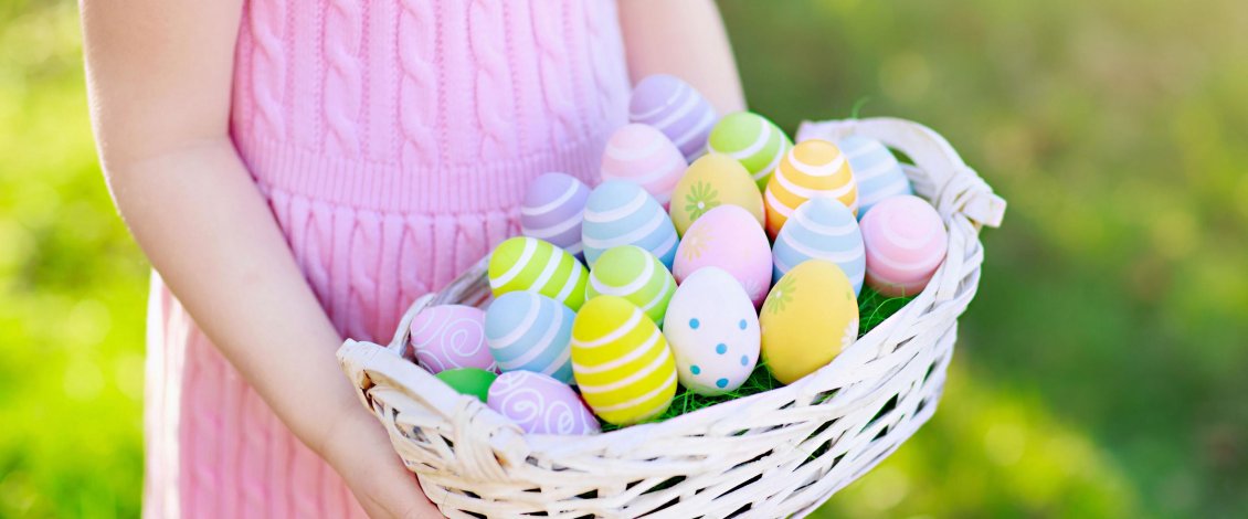 Download Wallpaper Girl with a basket full with Easter eggs - Happy Holiday