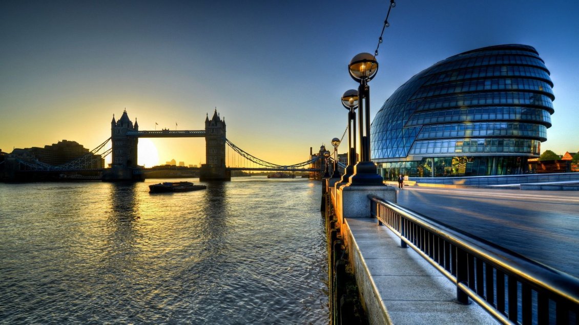 Download Wallpaper London Bridge and the Sun rise up - modern building in right