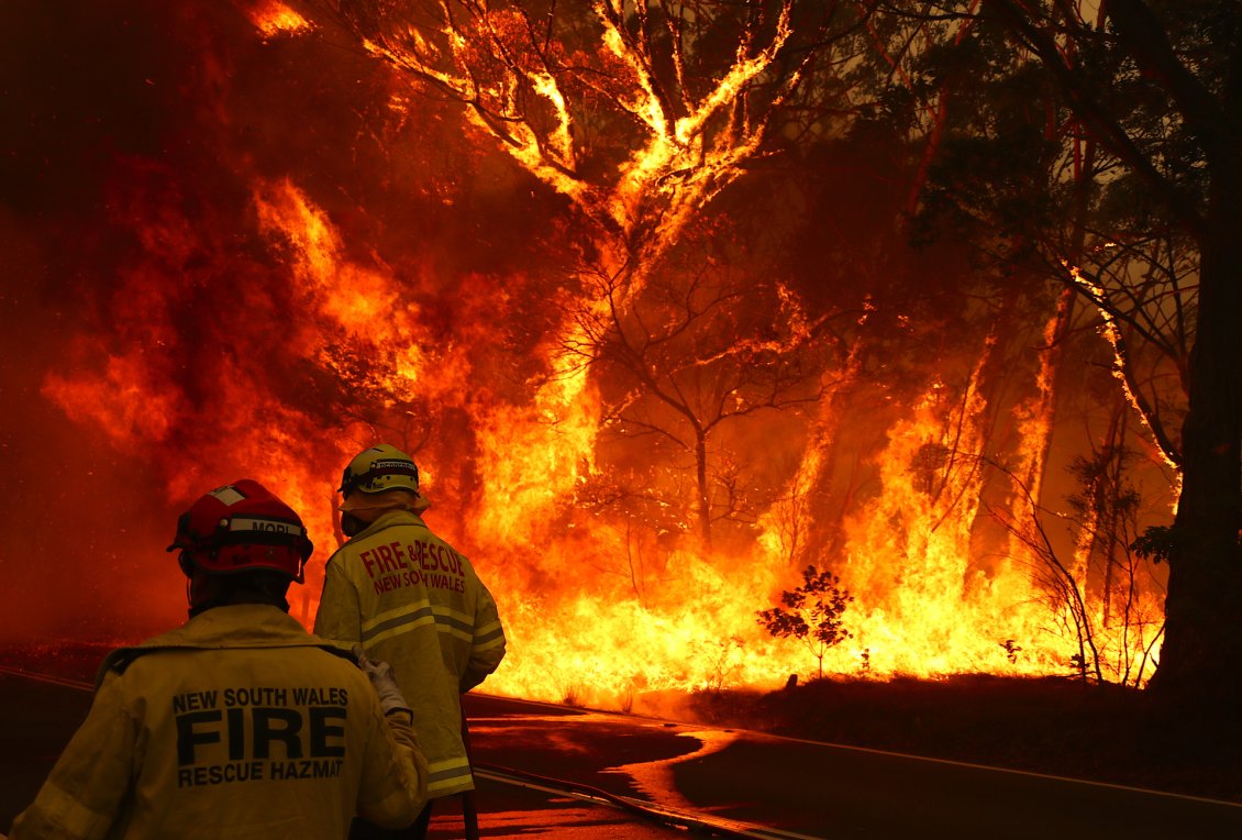 Download Wallpaper Firemen helps Australia from fire - HD wallpaper