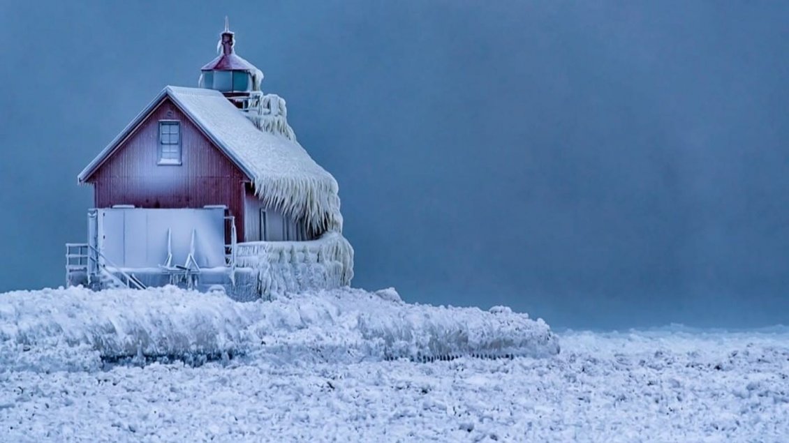 Download Wallpaper House on ice - Wonderful Winter season