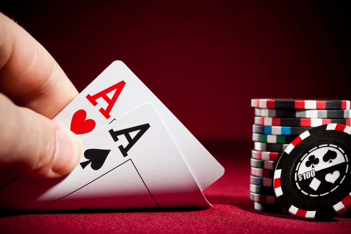 Download Wallpaper Double Aces in a Poker game - Money to win