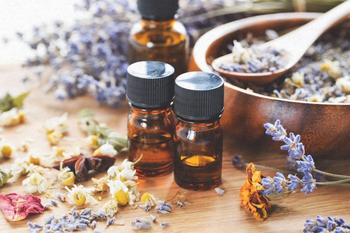 Download Wallpaper Amber glass bottle of essential oils - Aromatherapy Lavender