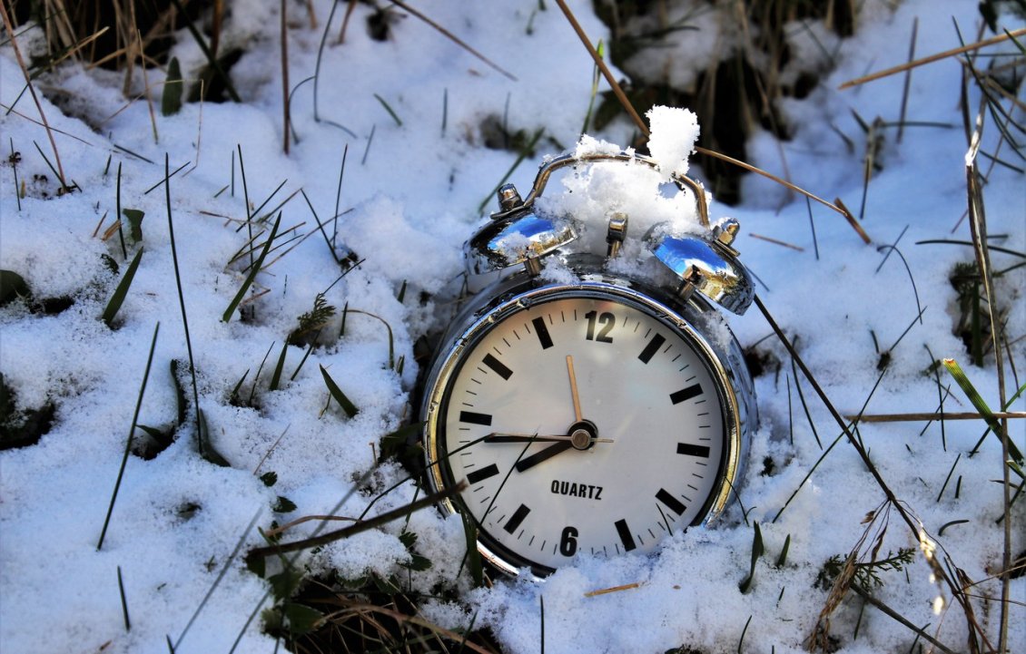 Download Wallpaper Quartz clock in the snow - Winter season