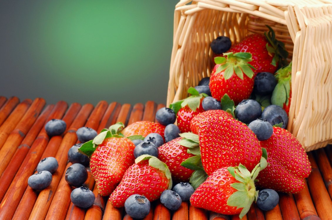 Download Wallpaper Strawberries and blueberries in a wooden basket