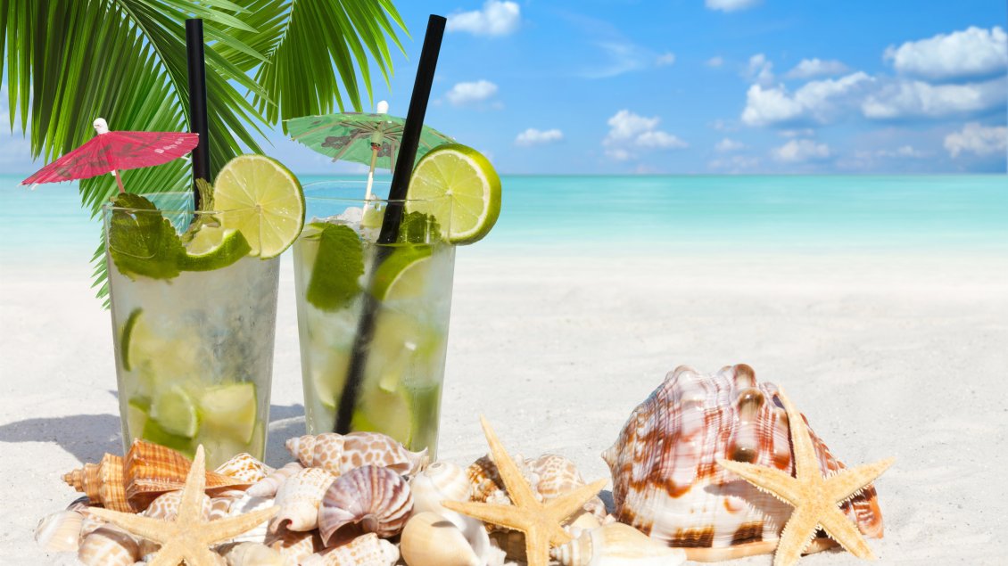 Download Wallpaper Mohito cocktail drink on the summer beach time