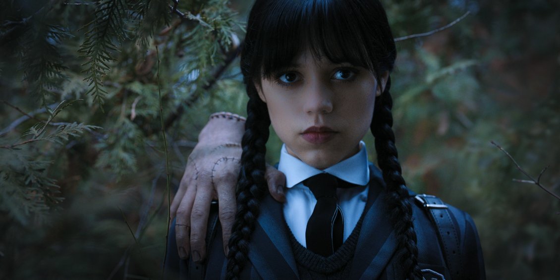Download Wallpaper Wonderful serial 2022 - Wednesday Addams and the hand