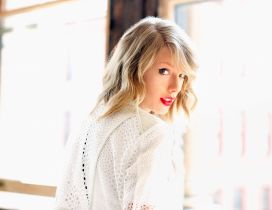 Taylor Swift in white