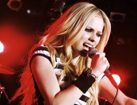 Avril Lavigne sing live