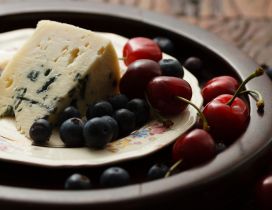Serving blue cheese with cranberries and cherries