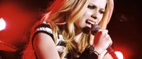 Avril Lavigne sing live
