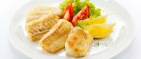 Fish fillet with lemon and tomato