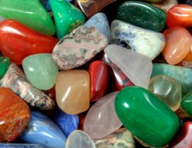 Many stones in different forms and colors