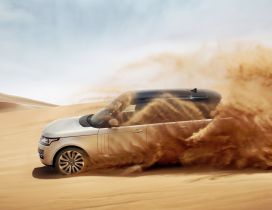 Range Rover Vogue in the desert - Sand dust