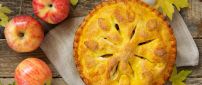Looks delicious this pie with apple