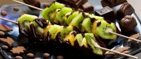 Kiwi and peanapple with chocolate