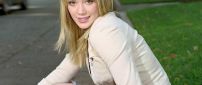 Hilary Duff was sitting on the curb