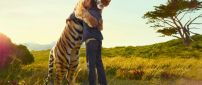 Man hugs a tiger HD