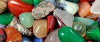 Many stones in different forms and colors