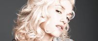 Gwen Stefani with blonde and curly hair