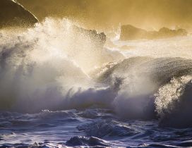 Large waves hit the rocks - Water wallpaper