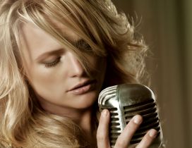 Blonde Miranda Lambert sings at the microphone