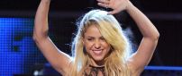 Shakira dances and sing on the scene