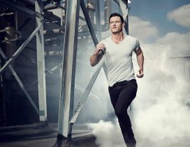 Luke Evans running - Male celebrity wallpaper