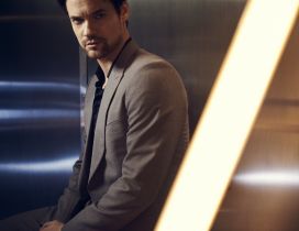 The American actor Shane West in suit