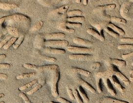 Handprints in the beach sand - HD wallpaper