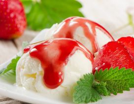 Ice cream with strawberries and mint