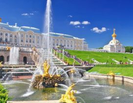Amazing fountain from front of Peterhof Palace