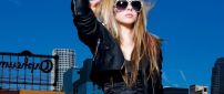 The singer Avril Lavigne with sunglasses