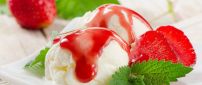 Ice cream with strawberries and mint