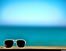 Sunglasses for a hot summer - HD wallpaper