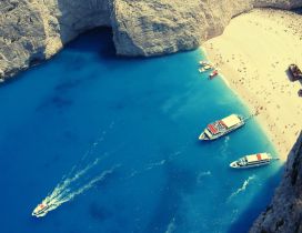 Boats at a famous beach in Greece - HD wallpaper