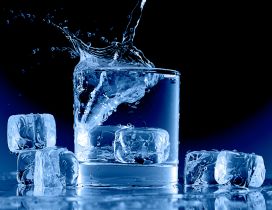 Water in a glass full with ice cubes - HD wallpaper