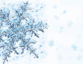 Perfect snowflake on a frozen window - HD wallpaper