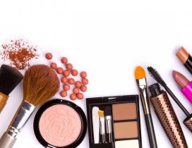Nude make-up - pounder and brushes