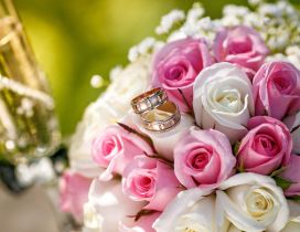 White and pink roses for a wonderful bridal bouquet