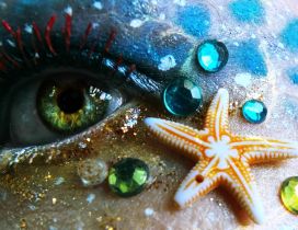 Starfish and crystals on a mermaid face - Beautiful makeup