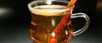 Cinnamon stick in a cup of hot fruit tea